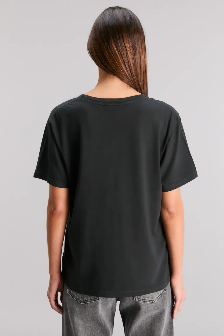 Remera negra de estilo urbano con arte gráfico exclusivo de Kosiuko en Remeras para argentina