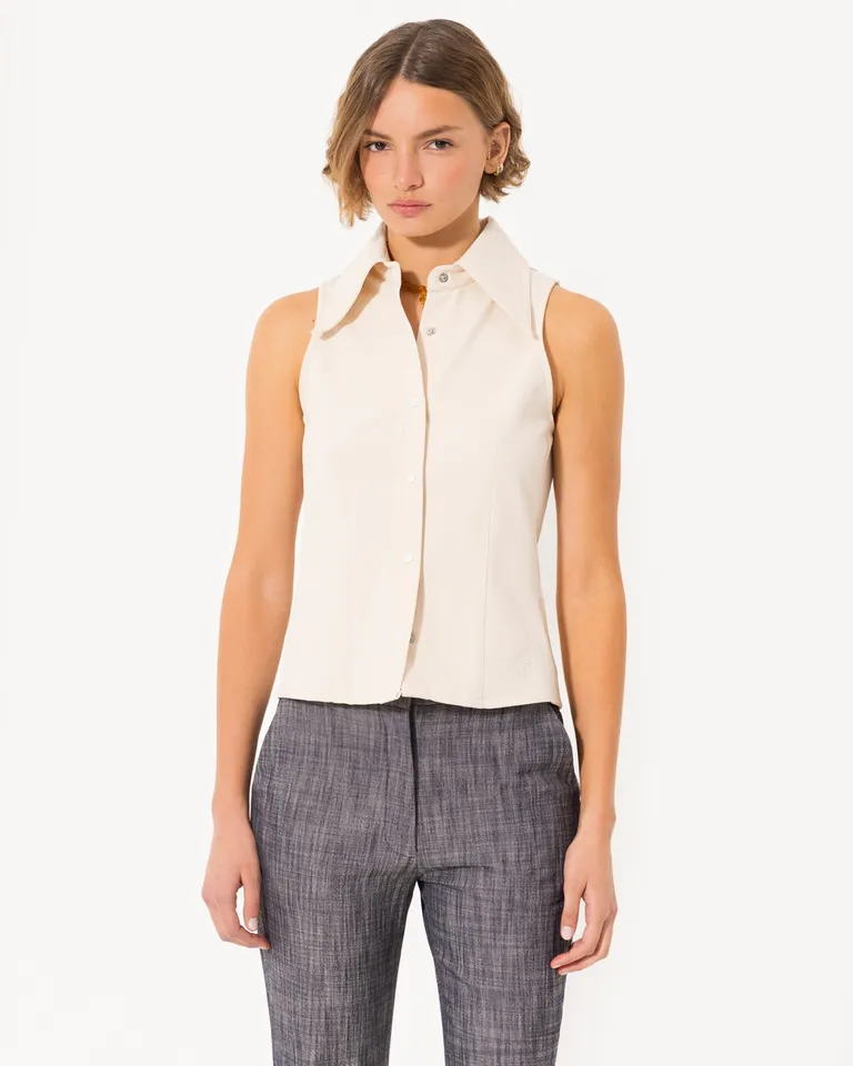 Camisa blanca sin mangas de corte regular con pinzas y cierre frontal de Jazmin Chebar en Camisas para argentina