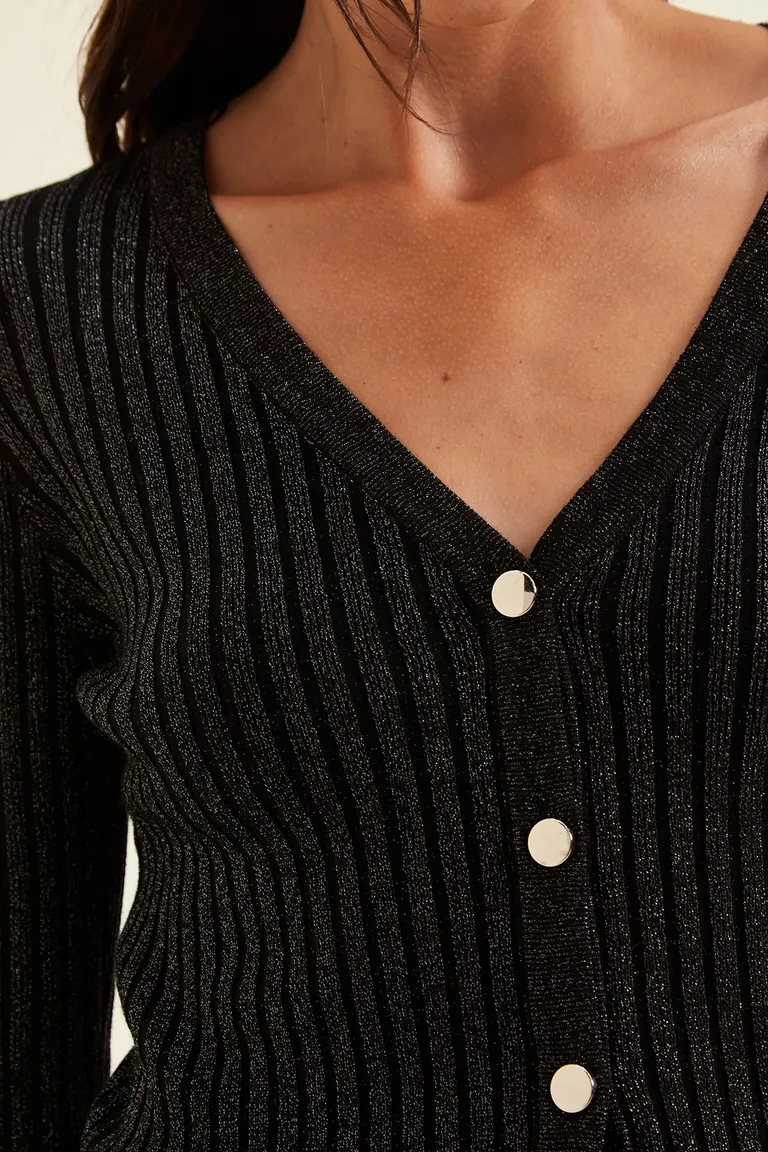 Cardigan de punto morley con escote en V y cierre frontal de botones metálicos de Cuesta Blanca en Buzos y Sweaters para argentina