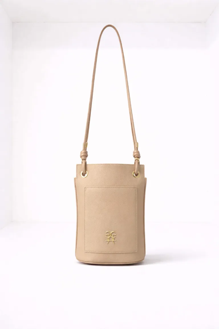 Cartera pequeña con correa larga ajustable y detalle de logo grabado en el frente con cierre superior de Maria Cher en Bolsos y Carteras para argentina