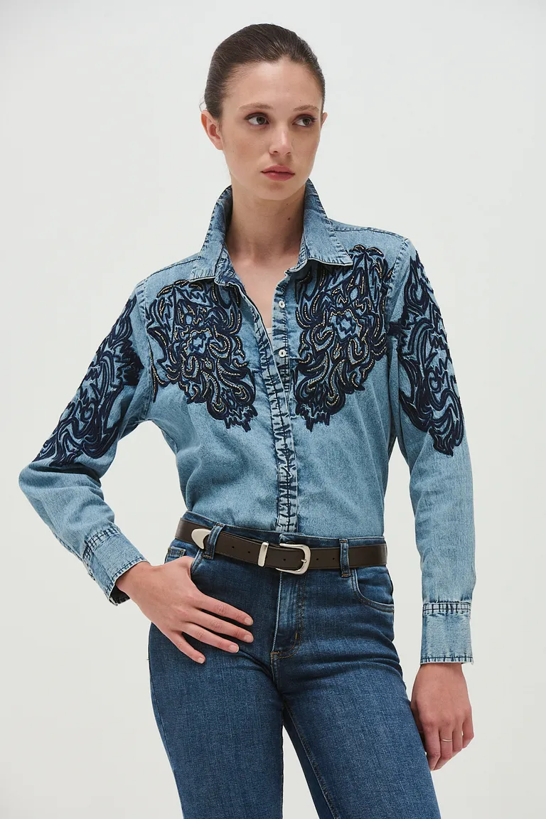 Camisa de mujer con bordados frontales y cierre de botones de Sweet en Camisas para argentina