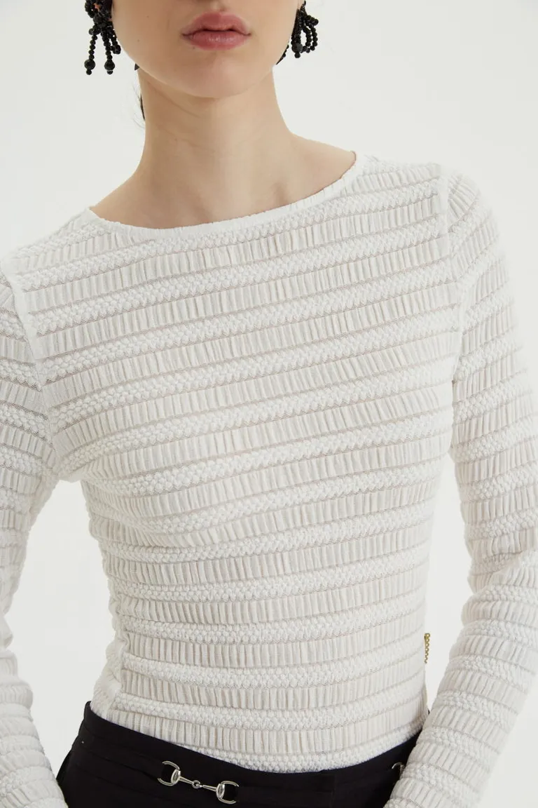 Remera de mangas largas con textura fruncida y escote a la base de Las Pepas en Remeras para argentina