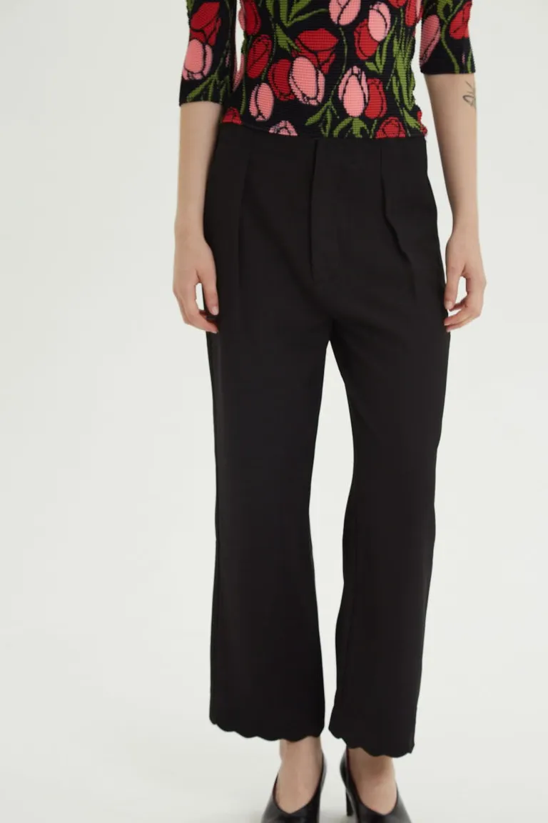Pantalón sastrero recto de tiro medio con detalle de ruedo ondulado y pinzas frontales de Las Pepas en Pantalones para argentina