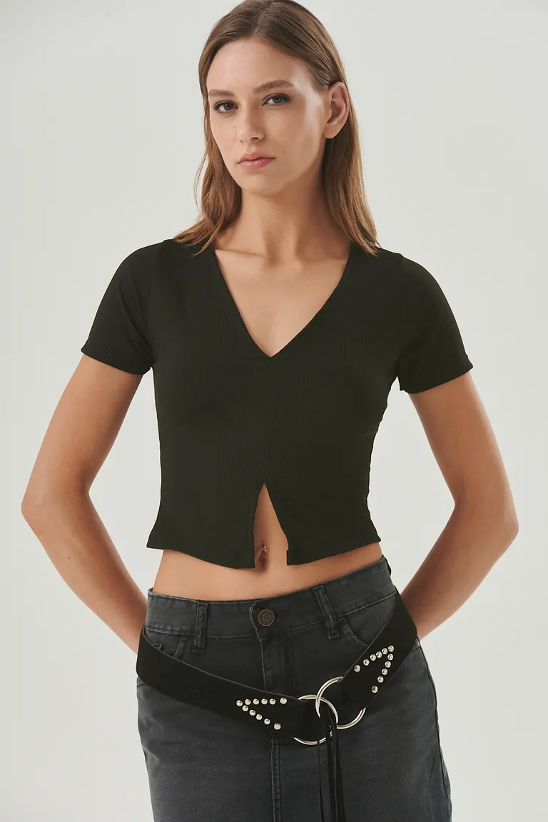 Remera negra con escote en V y corte central para un look citadino y veraniego de Sweet en Remeras para argentina