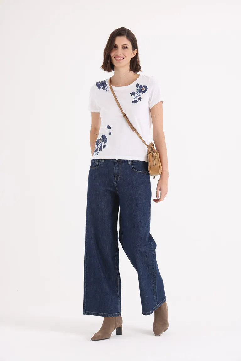 Remera de manga corta con bordados florales asimétricos de Yagmour en Remeras para argentina