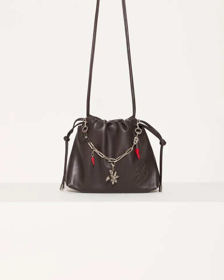 Cartera tipo bandolera con detalles decorativos y diseño elegante de Jazmin Chebar en Bolsos y Carteras para argentina