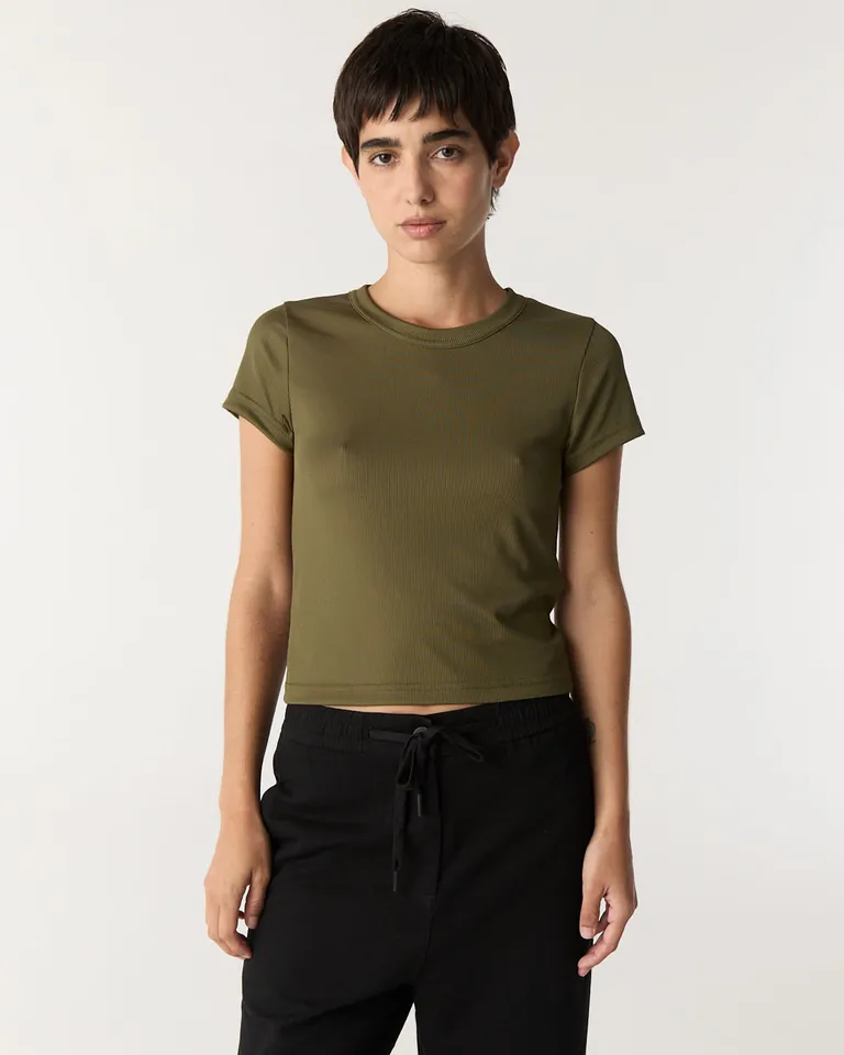 Remera básica de cuello redondo con ajuste entallado y mangas cortas de Furzai en Remeras para argentina