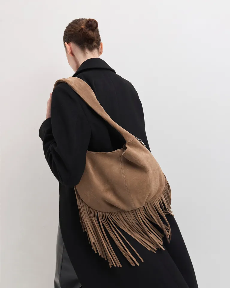 Bolso de gamuza con flecos - Modelo Amazonia de Prüne en Bolsos y Carteras para argentina