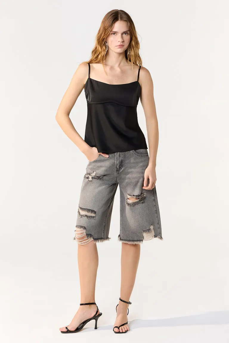 Bermuda de denim gris con detalles desgarrados y lavado vintage de Cuesta Blanca en Shorts para argentina