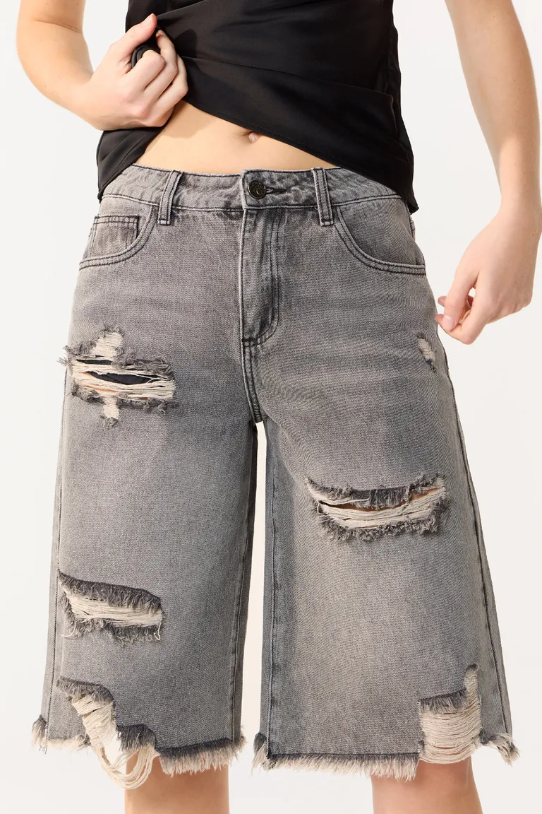 Bermuda de denim gris con detalles desgarrados y lavado vintage de Cuesta Blanca en Shorts para argentina