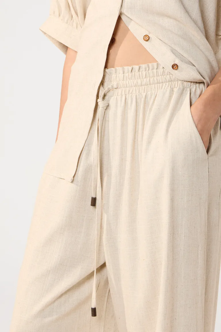 Pantalón palazzo de tiro alto y cintura elastizada con bolsillos laterales de Cuesta Blanca en Pantalones para argentina