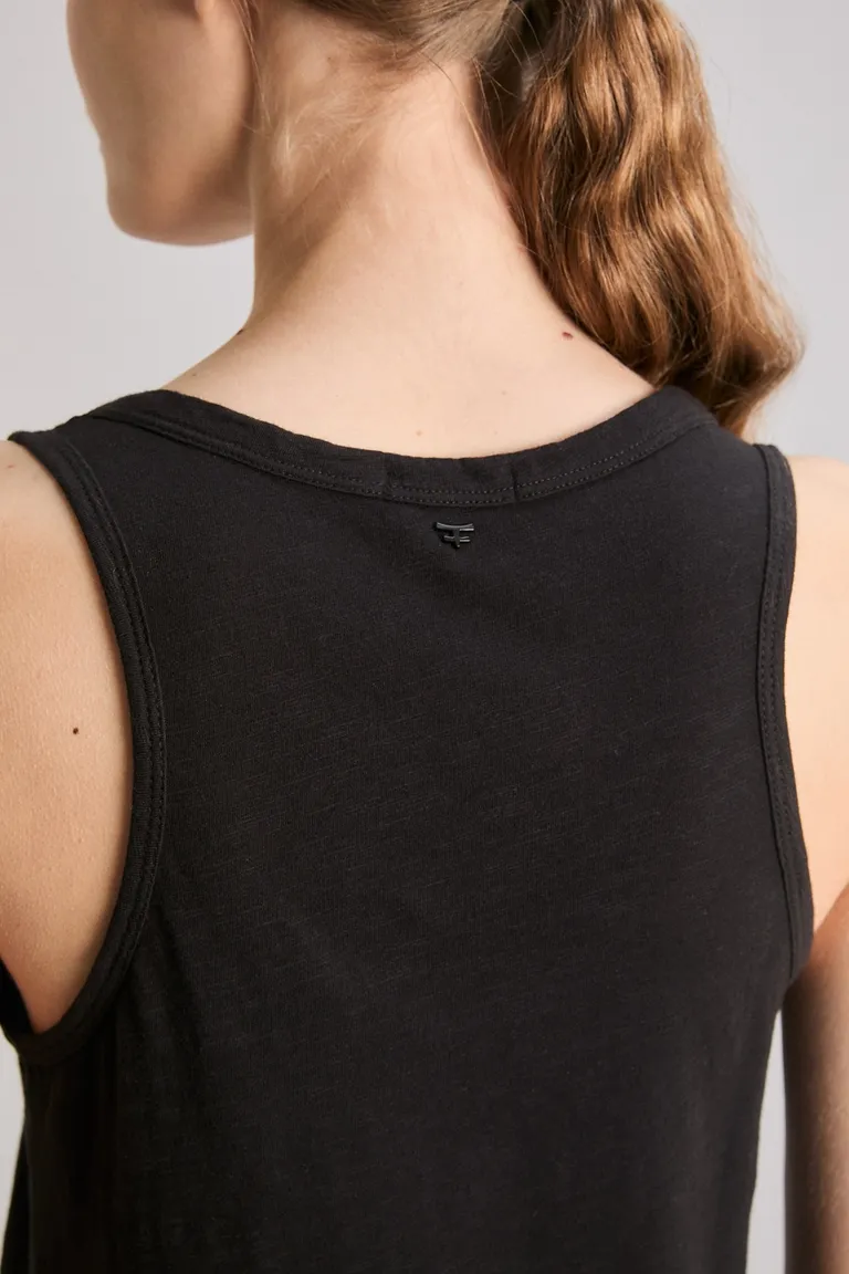 Musculosa negra de jersey flame con detalles en espalda de Kosiuko en Remeras para argentina