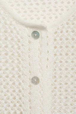 Cárdigan crochet con botones de Mango en Buzos y Sweaters para argentina