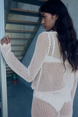 Cárdigan crochet con botones de Mango en Buzos y Sweaters para argentina