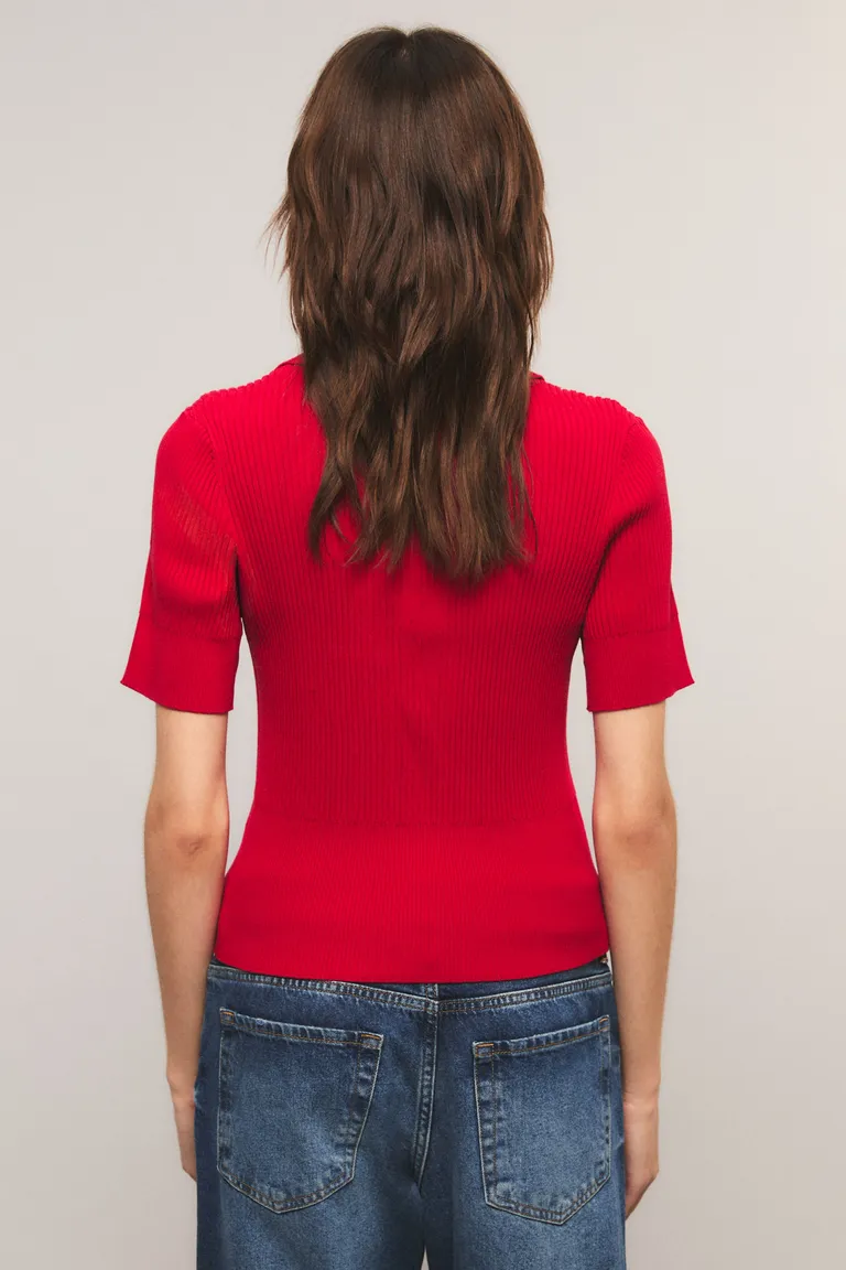 Remera de ajuste entallado con cuello estilo polo y detalle de botones frontales de manga corta de Kosiuko en Remeras para argentina