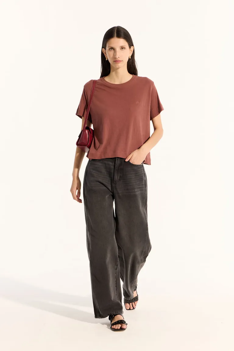 Remera de corte holgado con aberturas laterales y tela pigmentada en color rojo de Portsaid en Remeras para argentina