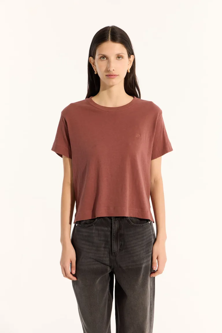 Remera de corte holgado con aberturas laterales y tela pigmentada en color rojo de Portsaid en Remeras para argentina