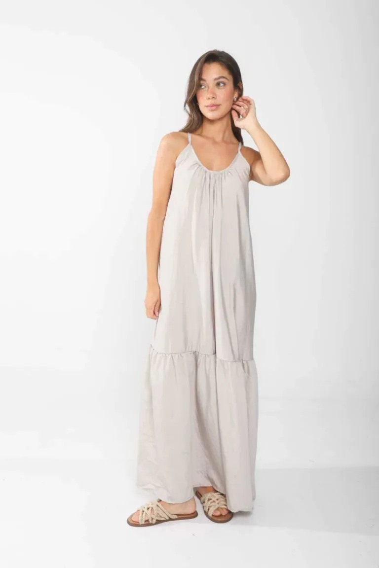 Vestido de satén negro con escote profundo en la espalda y tirantes regulables de Belle en Vestidos para argentina