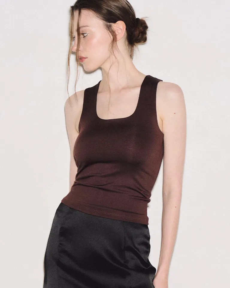 Top sin mangas marrón con escote bajo y delantero doble para un estilo elegante y versátil de Sky en Tops para argentina