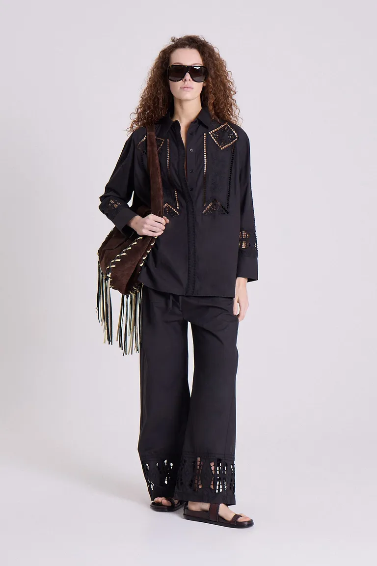 Camisa de poplín negra con bordados calados geométricos en corte oversize de Maria Cher en Camisas para argentina