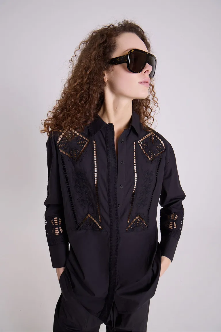 Camisa de poplín negra con bordados calados geométricos en corte oversize de Maria Cher en Camisas para argentina