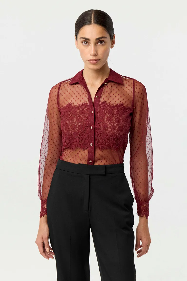 Camisa de mujer con detalles de puntilla y plumetí con botones frontales y mangas largas de Markova en Camisas para argentina