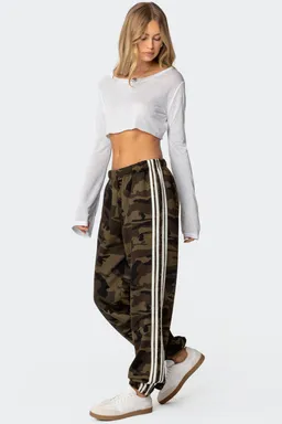 Pantalón camuflado rayas contrastantes de Edikted en Pantalones para argentina