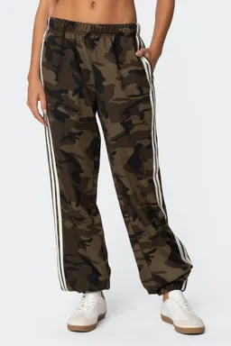 Pantalón camuflado rayas contrastantes de Edikted en Pantalones para argentina