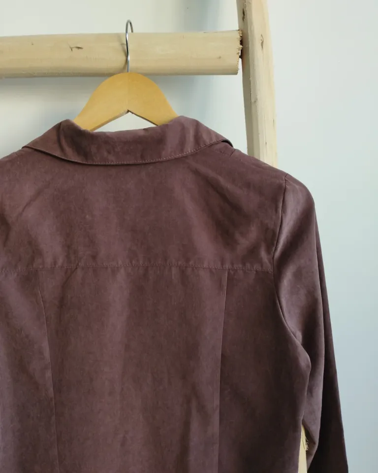 Camisa entallada de tela gamuzada con recortes, estilo moderno y elegante de Lemmon en Camisas para argentina