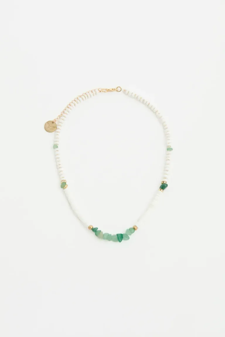 Collar corto de discos de conchas de mar con detalles en color verde de Rapsodia en Bijouterie para argentina