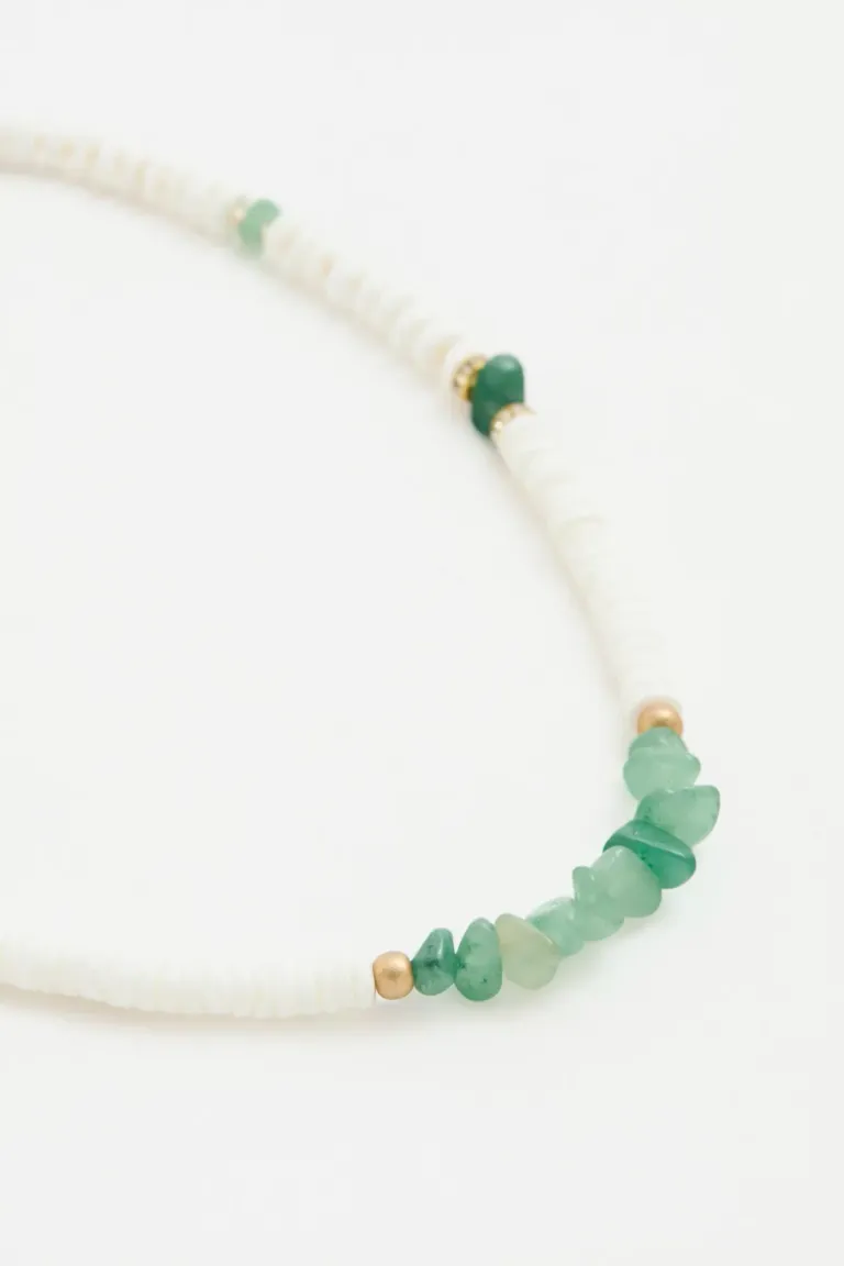 Collar corto de discos de conchas de mar con detalles en color verde de Rapsodia en Bijouterie para argentina