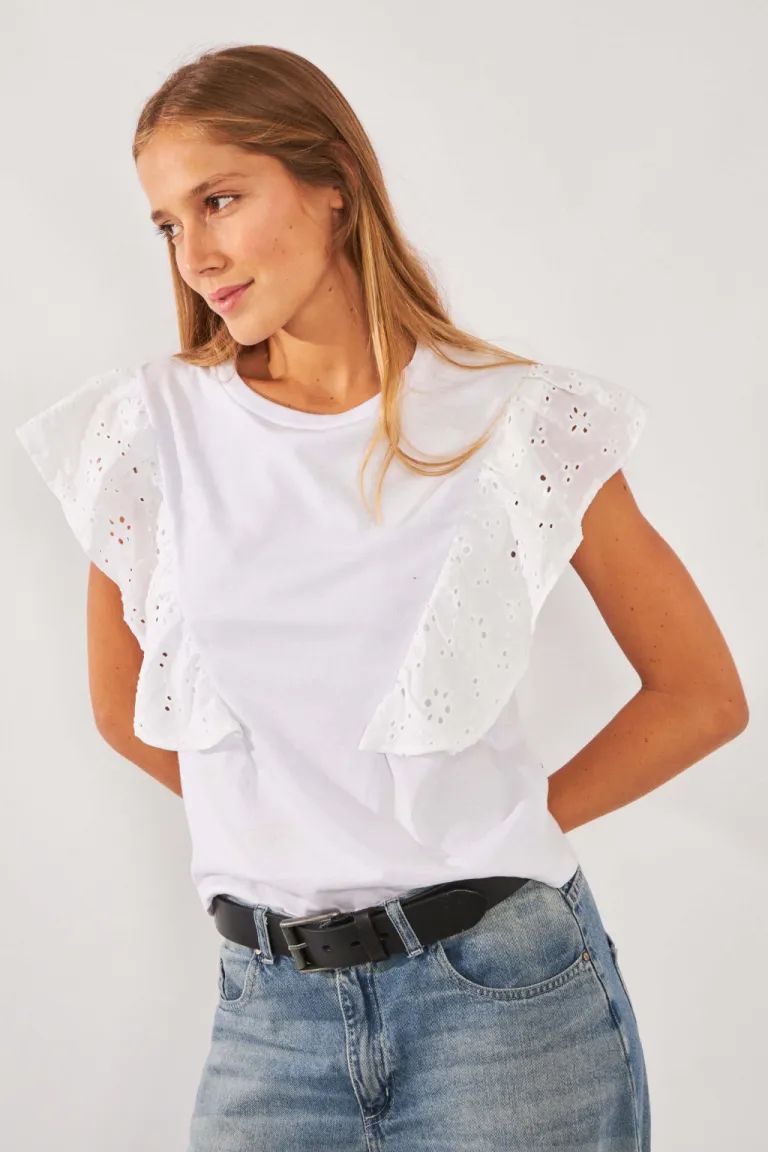 Blusa blanca con volados laterales en broderie de Belle en Blusas para argentina