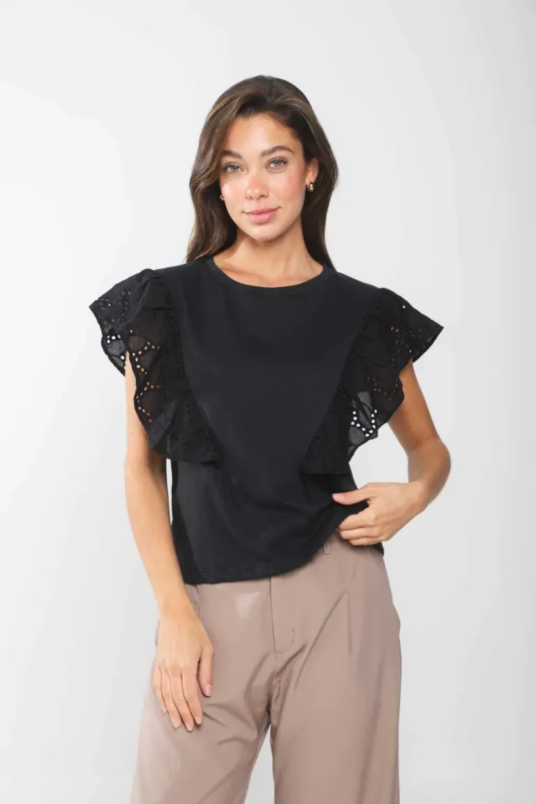 Blusa blanca con volados laterales en broderie de Belle en Blusas para argentina