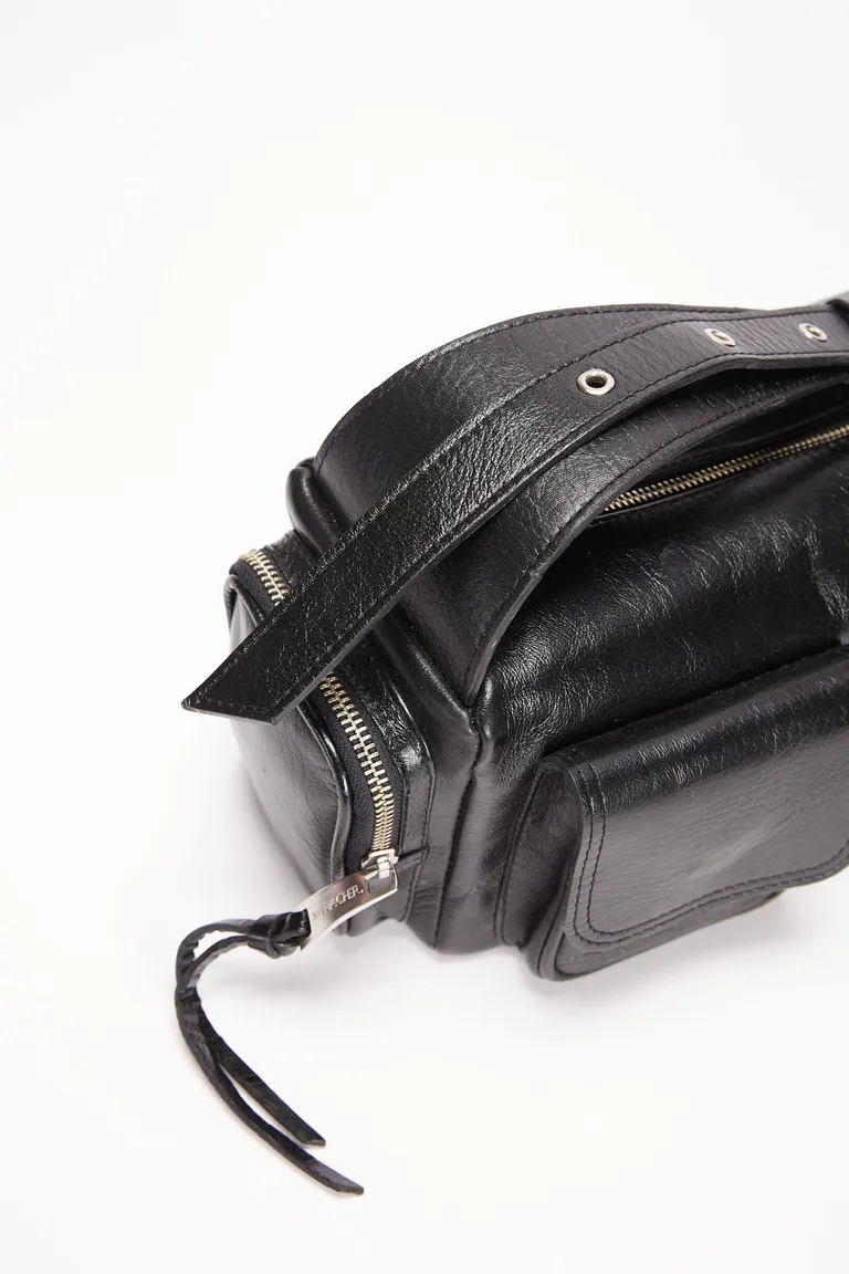 Bolso de cuero negro brillante con cierres metálicos y correa ajustable de Maria Cher en Bolsos y Carteras para argentina