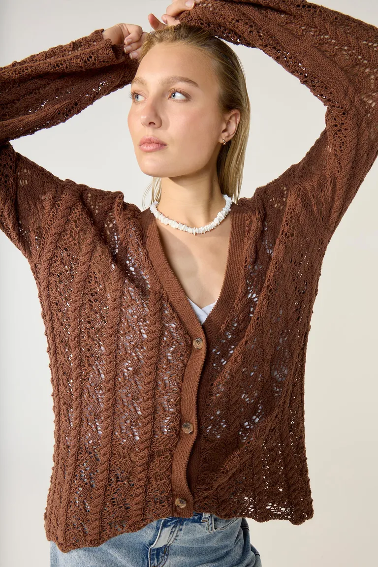 Cardigan de punto con calados y trenzas en elegante tono marrón de Cuesta Blanca en Buzos y Sweaters para argentina