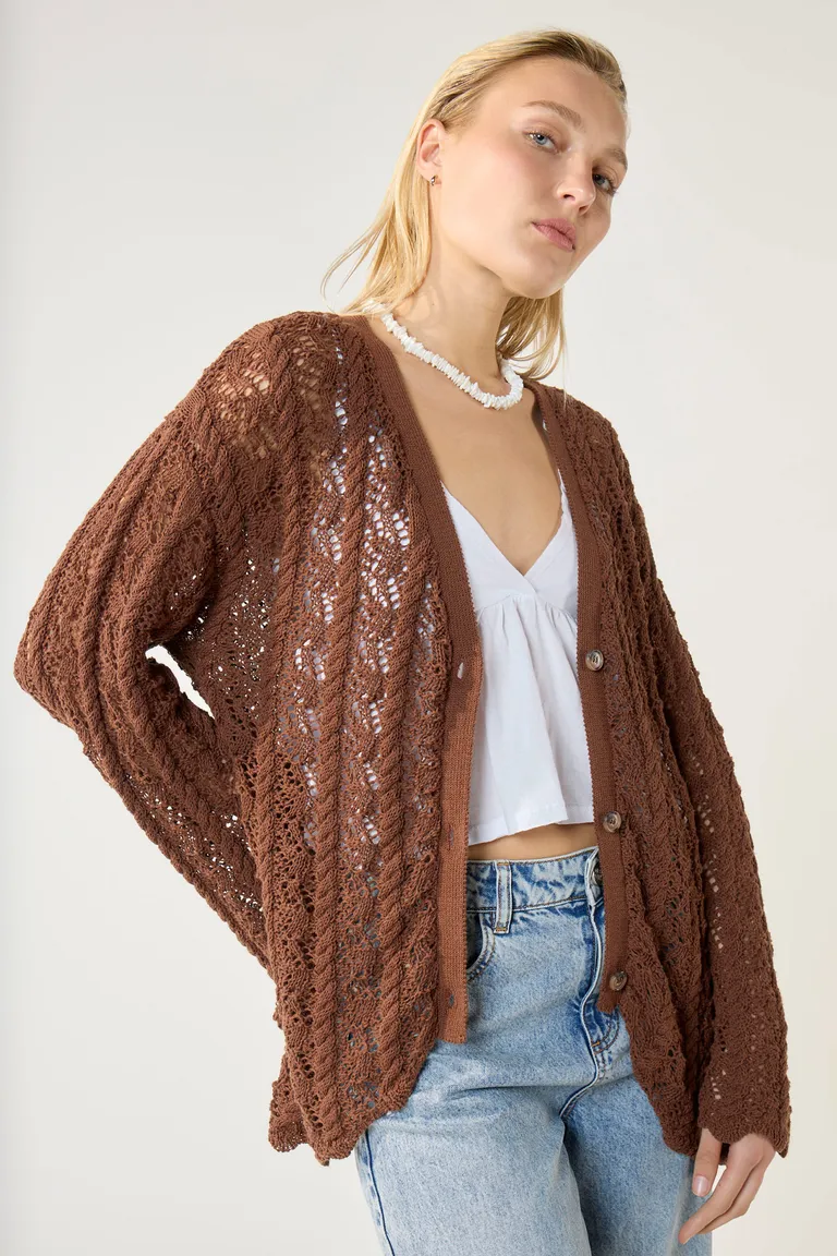 Cardigan de punto con calados y trenzas en elegante tono marrón de Cuesta Blanca en Buzos y Sweaters para argentina