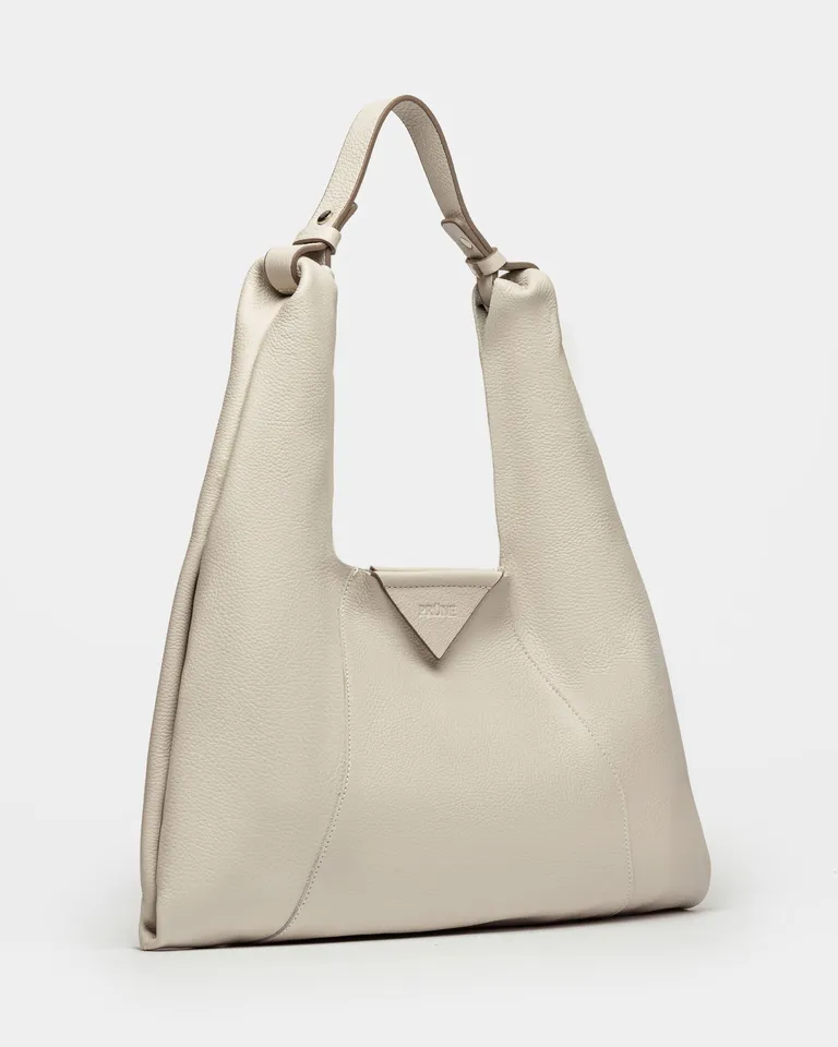 Cartera de hombro de cuero graneado en tonos neutros, ideal para uso diario y multipropósito de Prüne en Bolsos y Carteras para argentina