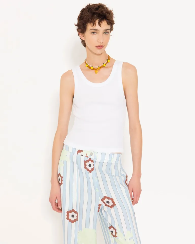 Musculosa blanca de algodón con diseño simple y elegante de Jazmin Chebar en Remeras para argentina