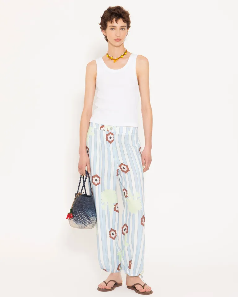 Musculosa blanca de algodón con diseño simple y elegante de Jazmin Chebar en Remeras para argentina