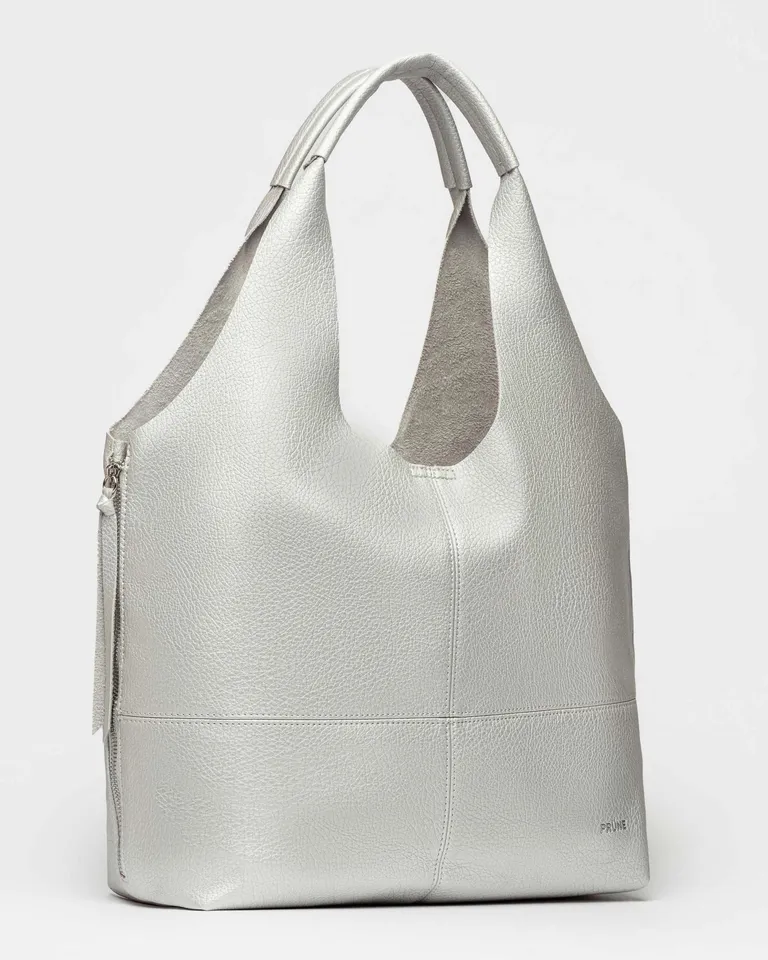 Bolso de mano gris con detalles metálicos y gran capacidad de Prüne en Bolsos y Carteras para argentina