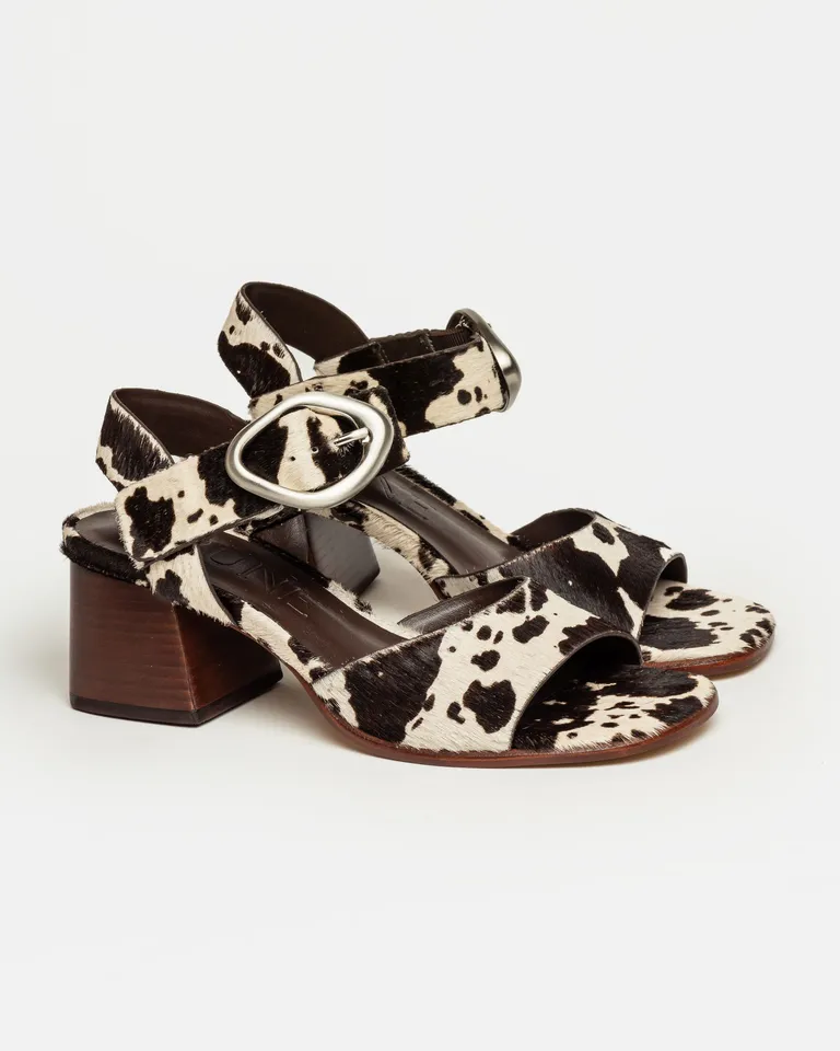 Sandalias media con estampado de vaca y taco foliado, un calzado femenino y de tendencia de Prüne en Sandalias para argentina