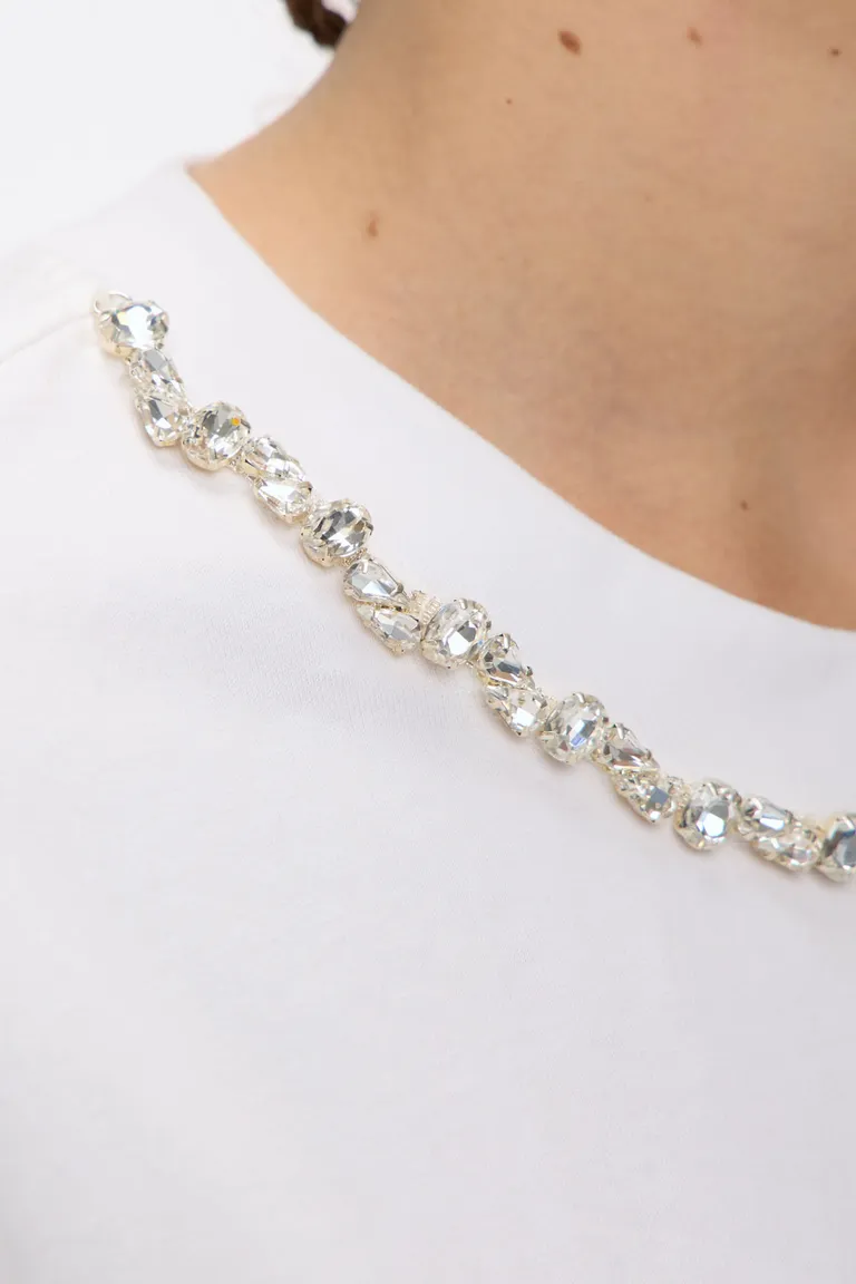 Remera de corte amplio con detalle decorativo de cadena metálica en el escote de Cuesta Blanca en Remeras para argentina