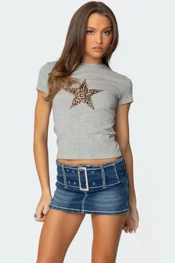 Narla remera estrella leopardo de Edikted en Remeras para argentina