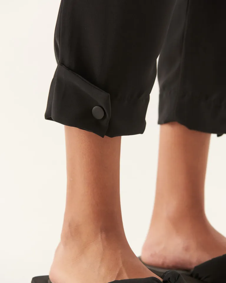 Pantalon de mujer con pinzas delanteras y botamangas con dobladillo de Furzai en Pantalones para argentina