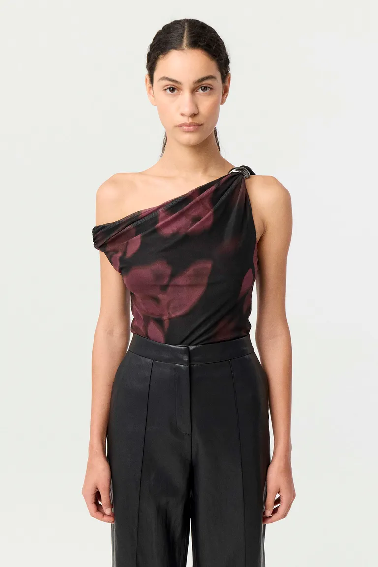 Top femenino de diseño asimétrico con escote diagonal y detalle metálico en bretel de Markova en Tops para argentina