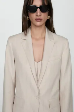 Americana rayada estilo diplomático de Mango en Blazers para argentina