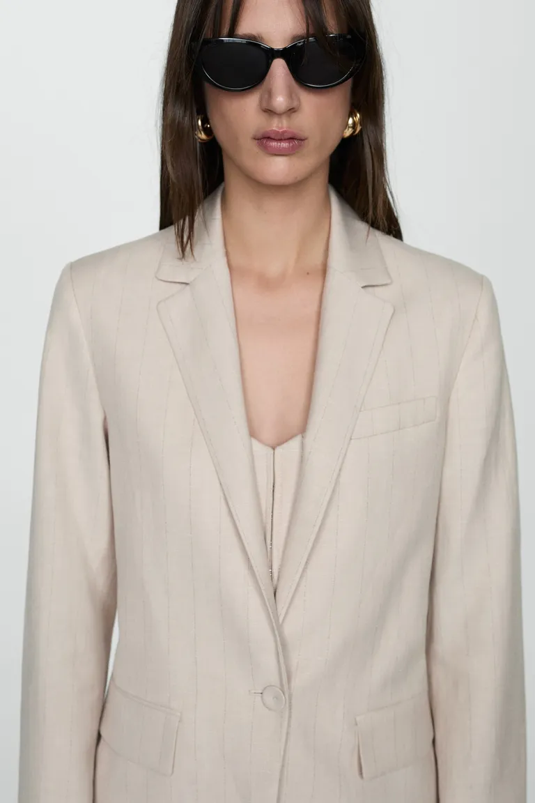 Americana rayada estilo diplomático de Mango en Blazers para argentina