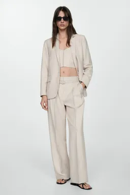 Americana rayada estilo diplomático de Mango en Blazers para argentina