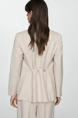 Americana rayada estilo diplomático de Mango en Blazers para argentina