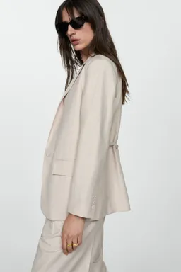 Americana rayada estilo diplomático de Mango en Blazers para argentina